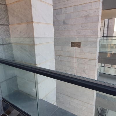 מרפסת עם מעקה זכוכית ונוף עירוני