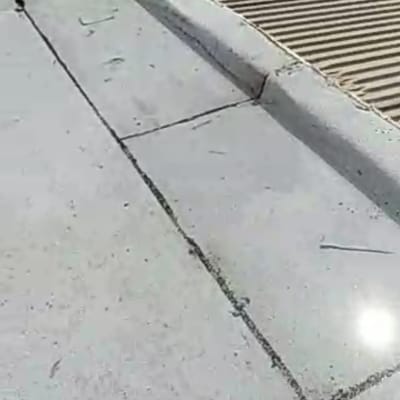 סדקים באספלט עם חומר איטום שחור