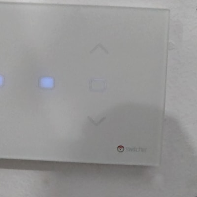 מתג חשמלי עם לחצנים מוארים על קיר