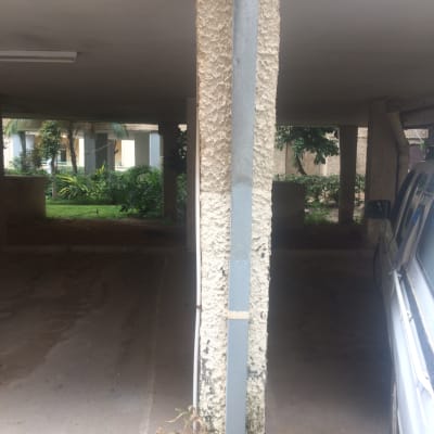 עמוד תומך מתחת לגג בטון בחניה מקורה