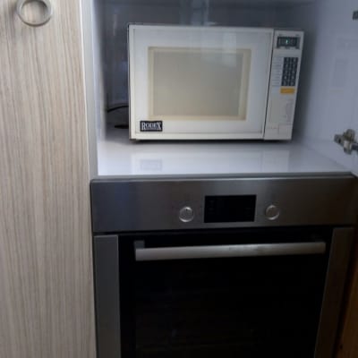 מיקרוגל ותנור משולבים בארון מטבח מעץ