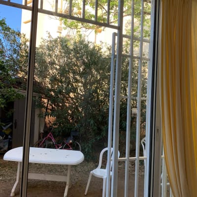 חלון זכוכית עם סורגים פתוח לחצר