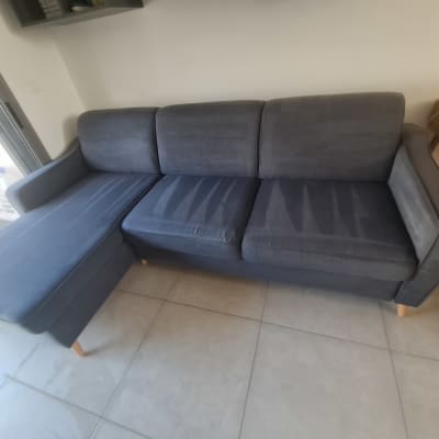 ספה כחולה נקייה עם סימני ניקוי על הריפוד