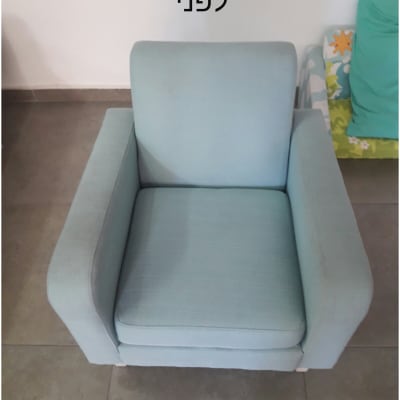 כורסה כחולה עם כתמים לפני ניקוי