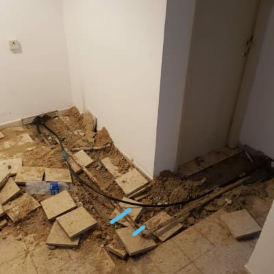 רצפה פתוחה עם צינורות חשופים ועבודות אינסטלציה