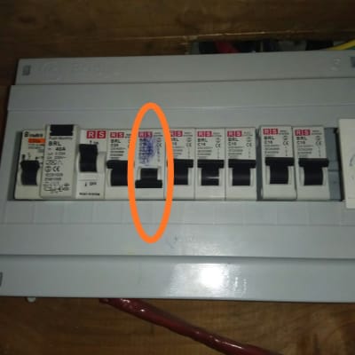 לוח חשמל עם מפסקים שונים