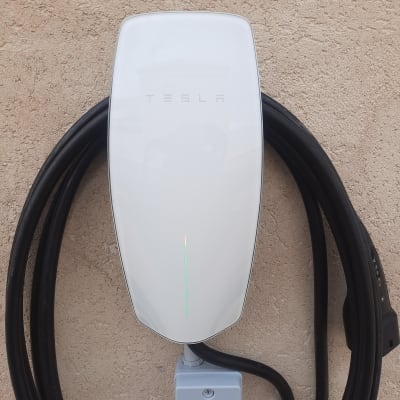מטען רכב חשמלי של טסלה עם כבל תלוי