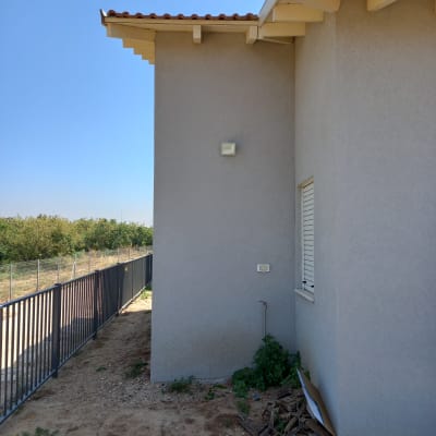 קיר חיצוני עם מנורת קיר חשמלית