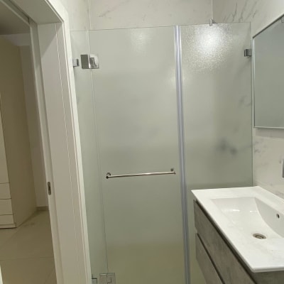 דלת זכוכית למקלחת עם ידית מתכת