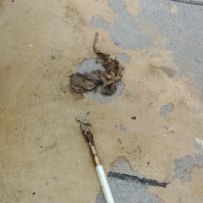 כלי עבודה של אינסטלטור על רצפה עם לכלוך