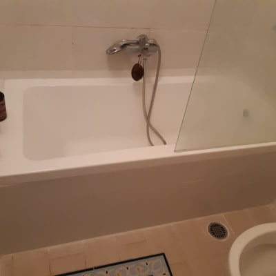 אמבטיה עם ברז ומקלחון זכוכית