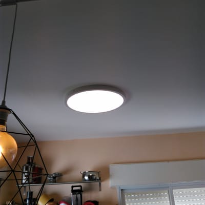 מנורת תקרה עגולה מוארת בחדר