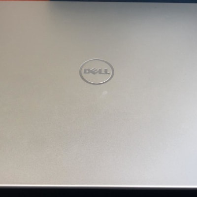 מחשב נייד דל סגור על שולחן עץ