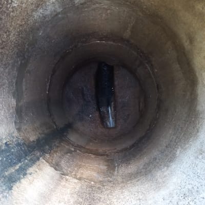 צינור בתוך מיכל עגול עם סימני חלודה