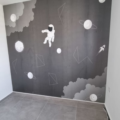 טפט קיר עם אסטרונאוט בחלל וכוכבים