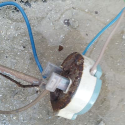 חוטי חשמל מחוברים לחלק מתכת חלוד