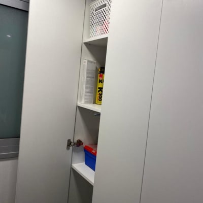 ארון פתוח עם מדפים, קופסאות וכלים