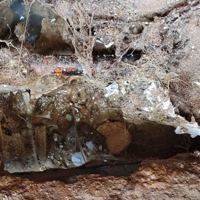 צינור חלוד עם נזילה וסימני רטיבות