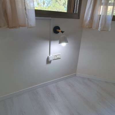 מנורת קיר עם חוט חשמל ושקעי חשמל