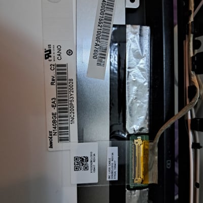 מסך מחשב עם תוויות ברקוד וחיבור כבלים