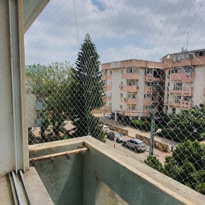 רשת מתוחה על מרפסת למניעת כניסת יונים