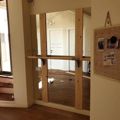 מראה גדולה עם מסגרת עץ על קיר