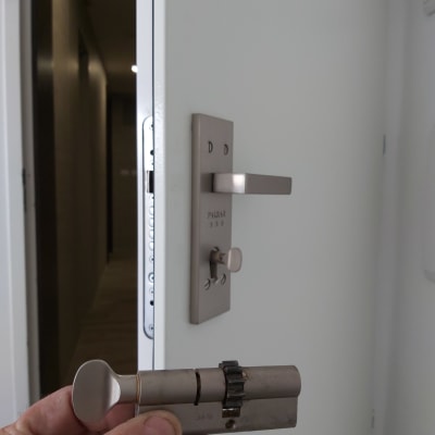 יד מחזיקה צילינדר דלת ליד מנעול מותקן