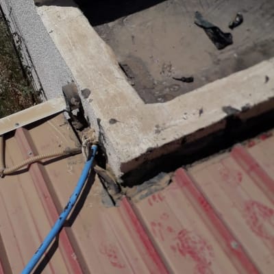 חיבור כבלים ואיטום על גג מתכת