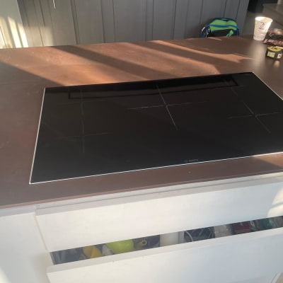 משטח שיש כהה עם כיריים מובנות