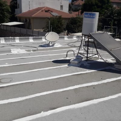 גג עם קווים לבנים לאיטום