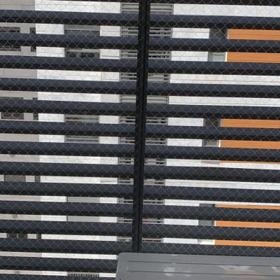 רשת מתכת על חלון למניעת כניסת יונים