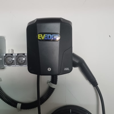 מטען חשמלי עם כבל מחובר לקיר