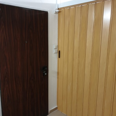 דלת עץ כהה עם מנעול, דלת עץ בהירה