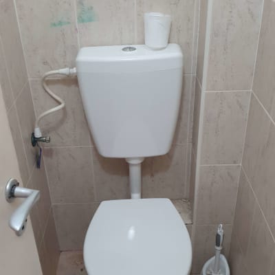 אסלה עם מיכל הדחה ומברשת ניקוי