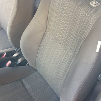 מושב רכב נקי עם ריפוד בד אפור כהה