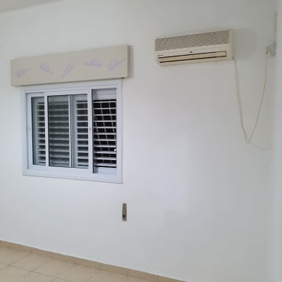 קיר צבוע בלבן עם מזגן וחלון