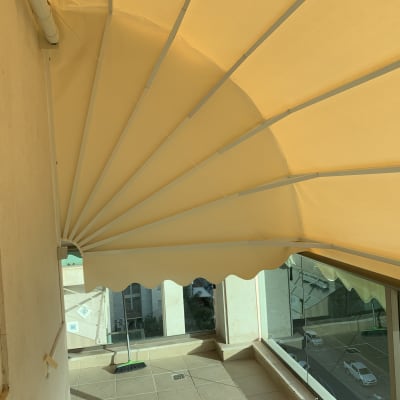 סוכך בד צהוב עם קשתות מתכת