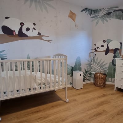 ציור פנדה על קיר חדר ילדים עם עלים ועפיפון