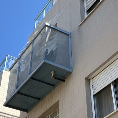 מרפסת עם רשת ומחטי הרחקת יונים