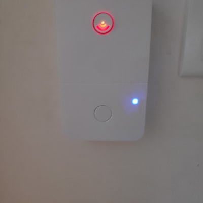 מכשיר חשמלי עם נוריות חיווי אדומה וכחולה