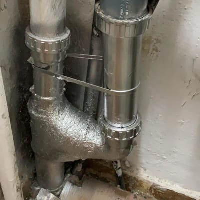 החיבור היה רופף והצנרת נסדקה. בוצע תיקון הנזילה וחיזוק החיבורים למניעת הישנות הבעיה