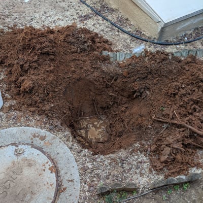 בור חפור באדמה עם מים בתחתית