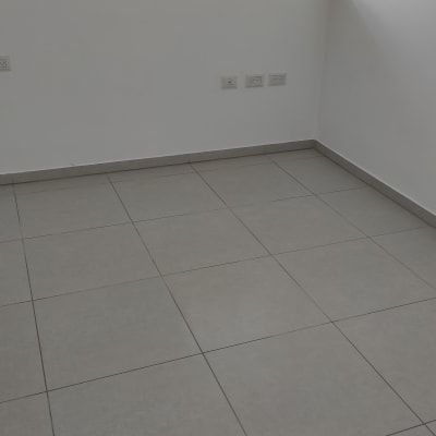 רצפה נקייה עם אריחים אפורים בחדר ריק