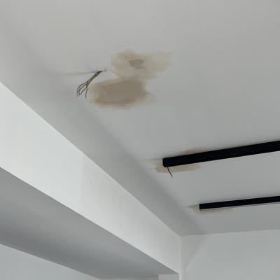 תקרה עם תיקוני גבס וחוטי חשמל חשופים