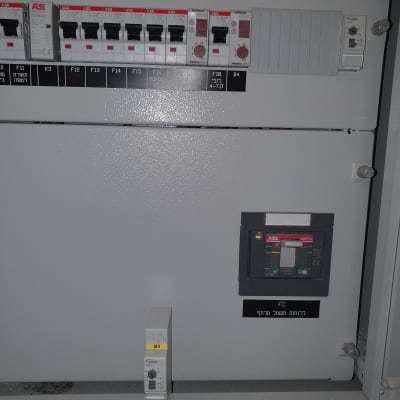 לוח חשמל עם מפסקים ומתגים