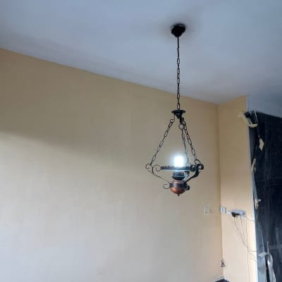 קיר גבס עם שקעי חשמל וגוף תאורה תלוי