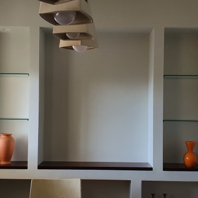 מדפי זכוכית שקופים בתוך נישה בקיר