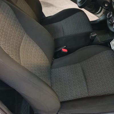 מושבי רכב נקיים ומסודרים לאחר ניקוי