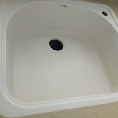 כיור לבן על משטח שיש בהיר