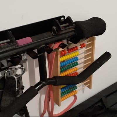 מתקן מתח עם ידיות ספוג על קיר